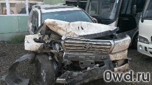 Битый автомобиль Toyota Land Cruiser Prado