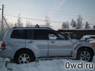 Битый автомобиль Mitsubishi Pajero