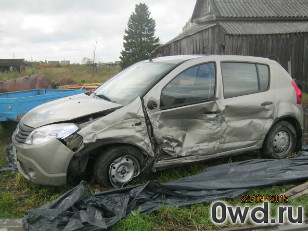 Битый автомобиль Renault Sandero