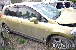 Битый автомобиль Nissan Tiida