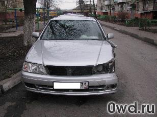 Битый автомобиль Nissan Bluebird