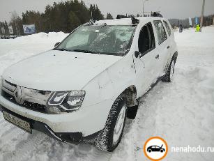 Битый автомобиль Renault Duster