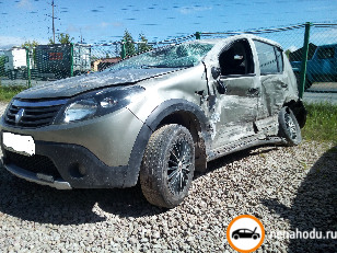 Битый автомобиль Renault Sandero