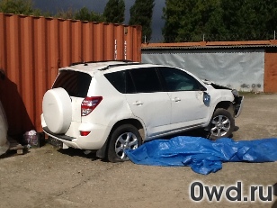 Битый автомобиль Toyota RAV4