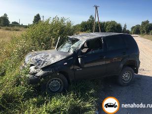 Битый автомобиль Chevrolet Niva