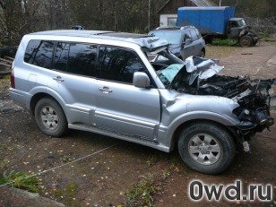 Битый автомобиль Mitsubishi Pajero