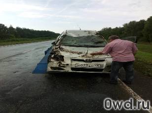 Битый автомобиль Toyota Auris
