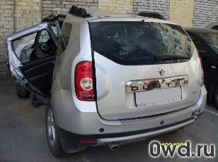 Битый автомобиль Renault Duster