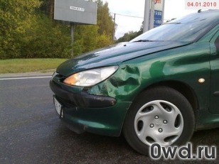 Битый автомобиль Peugeot 206