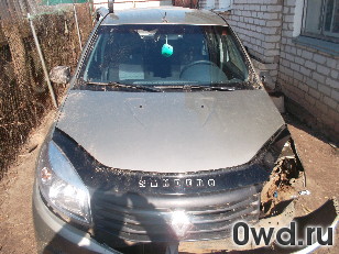 Битый автомобиль Renault Sandero