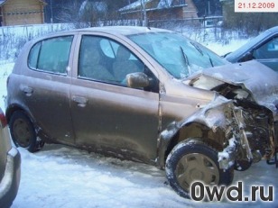 Битый автомобиль Toyota Vitz