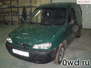 Битый автомобиль Peugeot Partner