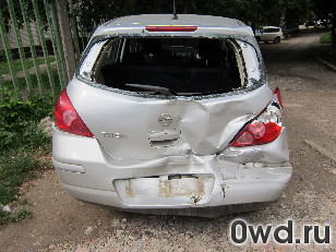 Битый автомобиль Nissan Tiida
