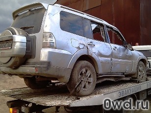 Битый автомобиль Mitsubishi Pajero