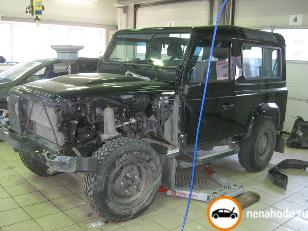 Битый автомобиль Land Rover Defender