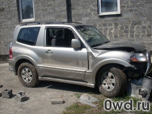 Битый автомобиль Mitsubishi Pajero