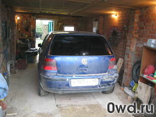 Битый автомобиль Volkswagen Golf