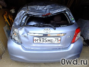 Битый автомобиль Toyota Vitz